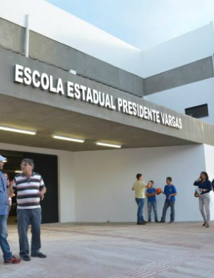 Professor faz experimentos em laboratório e fica ferido em explosão