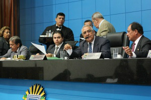 Após acordo entre os grupos de André e Reinaldo, deputados aprovam 29 projetos na última sessão (Foto: Giuliano Lopes/ALMS)