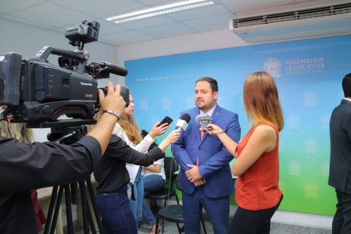 Deputado apresenta projeto de isenção de taxas cartorárias a beneficiários de programas de acesso à terra Deputado apresenta projeto de isenção de taxas cartorárias a beneficiários de programas de acesso à terra