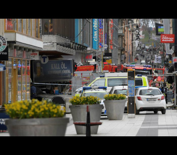 
Caminhão avança contra multidão no centro de Estocolmo; há mortos ©  TT NEWS 