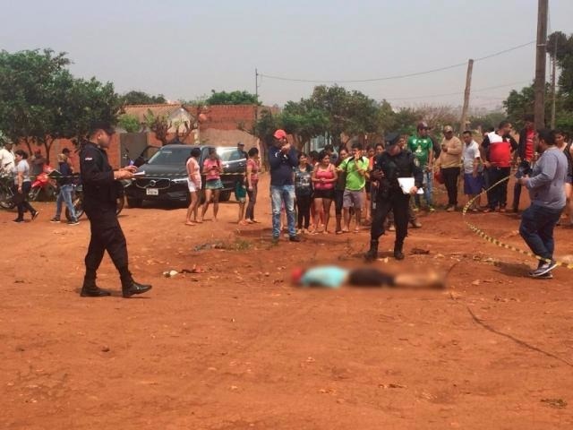 Pistoleiros matam homem com 10 tiros na fronteira no meio da rua (Foto: Porã News)