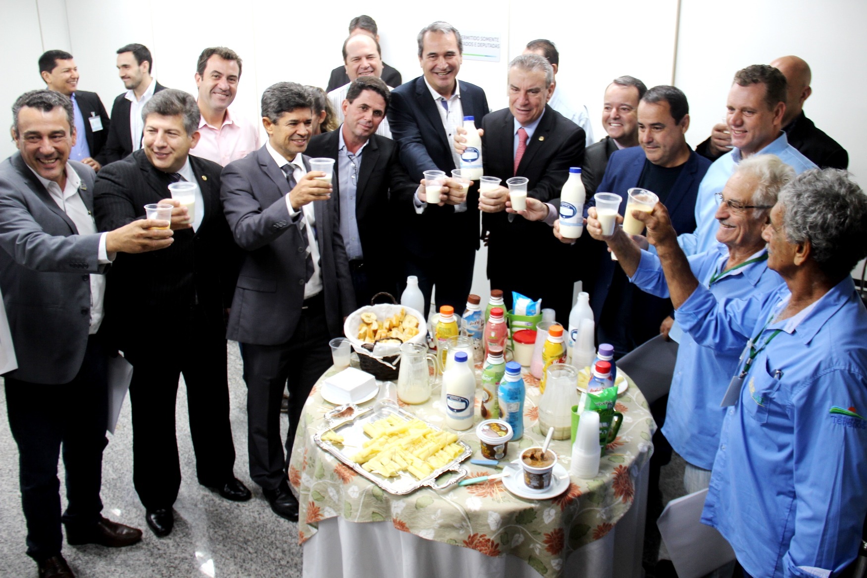 Em Mato Grosso do Sul produtores querem discutir tributos sobre o leite Em Mato Grosso do Sul produtores querem discutir tributos sobre o leite