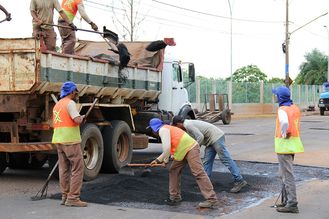 Asfalto de Campo Grande está sendo recuperado, mesmo em período chuvoso São nove frentes de trabalho que estão recuperando as ruas de Campo Grande(Foto:Taciane Peres)
