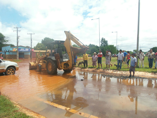 Indígenas liberam MS-156, mas ameaçam “cortar” via caso problema continue Indígenas levaram retroescavadeira para o local e ameaçaram cortar a rodovia - Foto: Joandra Alves