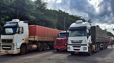 Fiscalização Móvel da Sefaz detecta fraude em documentação fiscal e recupera R$ 110 mil Equipes flagraram dez carretas carregadas de soja a granel com documentação fiscal fraudada.