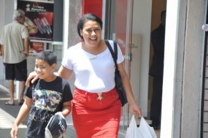 A auxiliar de farmácia Irene Rodrigues da Silva pagou IPVA, prestações e IPTU com o 13º. (Foto: Marcelo Calazans)