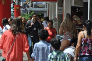 Até o dia 26 deste mês, as lojas do centro ficam abertas até às 22h. (Foto: Marcelo Calazans)