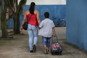 Aluno sem uniforme, em 15 de fevereiro, na Escola Municipal Bernardo Bais. (Foto: Marcos Ermínio)