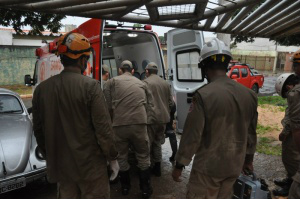 Socorrido por bombeiros e equipe do Samu, pintor morreu no hospital (Foto: Marcelo Calazans)