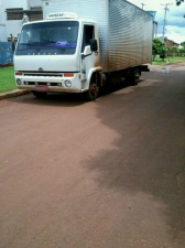 Veículo para na entrada de garagem e atrapalha moradores. (Foto: Direto das Ruas)