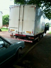 Caminhão parado ao lado de faixa amarela. (Foto: Direto das Ruas)