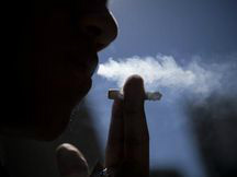 Projeto pode proibir fumo em parques infantis, ginásios abertos e estádios Projeto pode proibir fumo em parques infantis, ginásios abertos e estádios