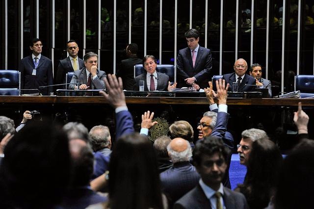 Senado decide colocar em votação ordem do STF para afastar Aécio