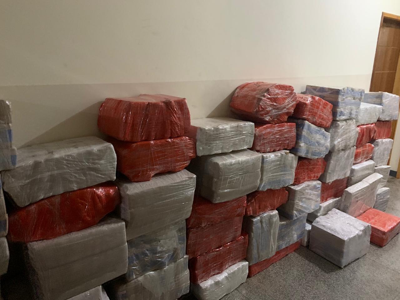 Polícia Civil apreende mais de 1,6 tonelada de drogas e R$ 10,5 mil em dinheiro Polícia Civil apreende mais de 1,6 tonelada de drogas e R$ 10,5 mil em dinheiro
