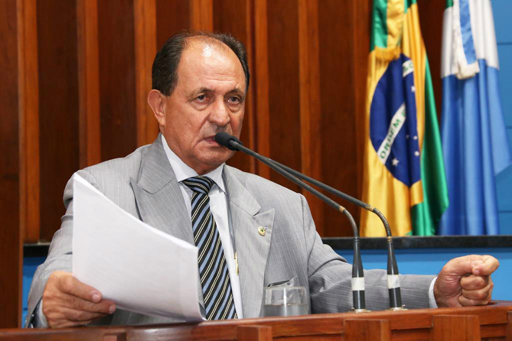 Deputados voltam a debater influência de ONGs em invasões de terra no MS Zé Teixeira recebeu uma carta que afirma a influência de ONGs em invasão (Foto: Roberto Higa)