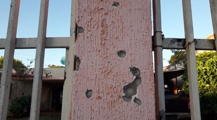 Veículo de luxo é metralhado em frente da casa de deputado na fronteira Tiros também atingiram muro da residência. Foto: ABC Color