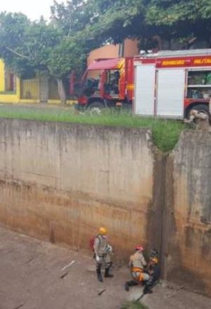 Homem bêbado cai em córrego e é resgatado pelos bombeiros