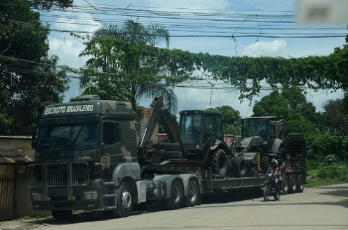 Congresso publica decreto autorizando intervenção federal no Rio de Janeiro Veículo de transporte do Exército no Rio de Janeiro - Foto: Tânia Rêgo/Agência Brasil