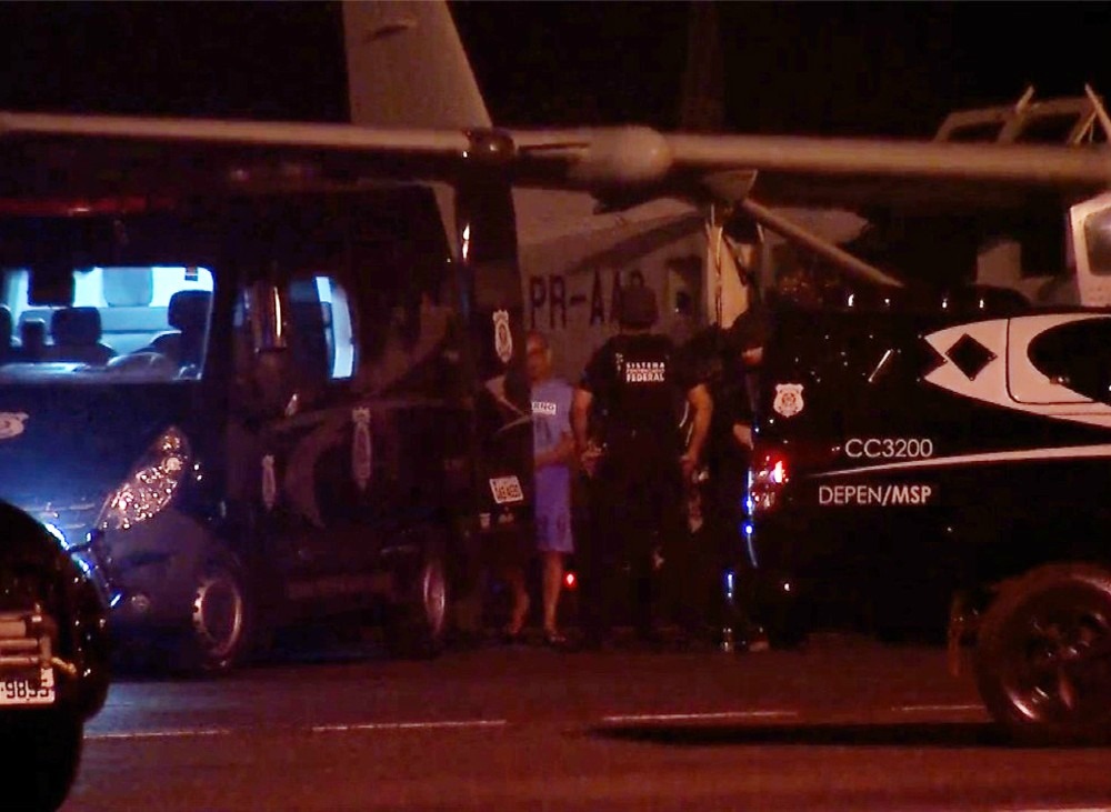 Fernandinho Beira-Mar é transferido novamente para Campo Grande Desembarque do traficante no aeroporto de Campo Grande. Diego Queiroz/ TV Morena