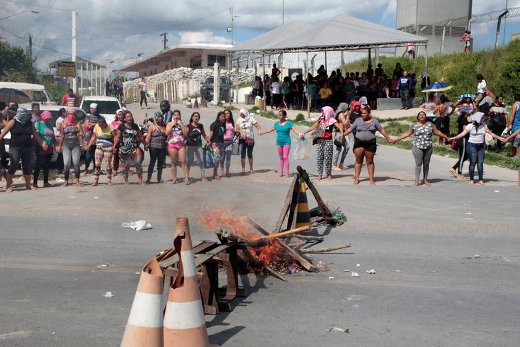 Parentes de presos bloqueiam a entrada de uma prisão em Manaus (AM). - Reuters/Sandro Pereira
