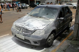As suspeitas são de que o incêndio tenha decorrido de uma pane na parte elétrica do veículo.(Foto:Marcos Erminio)