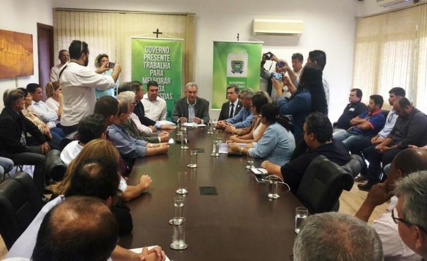 Reunião de Azambuja com autoridades de Três Lagoas, em Campo Grande - Ronie Cruz/CBN
