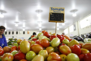 Em três meses, preço da cesta básica cai em R$ 30 Tomate foi um dos principais responsáveis pela queda em julho. (Foto: Campo Grande News)