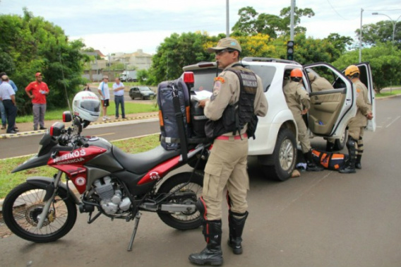Corpo de Bombeiros precisou quebrar o vidro para abrir o carro. (Foto: Marcos Ermínio)