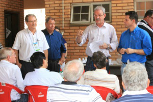 PMDB define pré-candidato à prefeitura de Dourados no sábado Geraldo Resende discursa ao lado de Renato Câmara (d), suplente de senador Celso Dal Lago e o secretário de Saúde Sebastião Nogueira - Foto: Divulgação