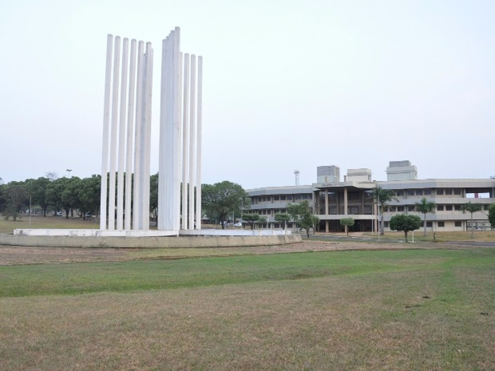 Paliteiro e biblioteca do campus da UFMS em Campo Grande