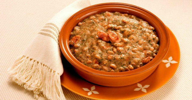 Aprenda a fazer um especial tutu de feijão à mineira Aprenda a fazer um especial tutu de feijão à mineira