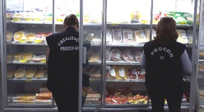 Procon Estadual descarta mais de 100 produtos irregulares em supermercado da Capital