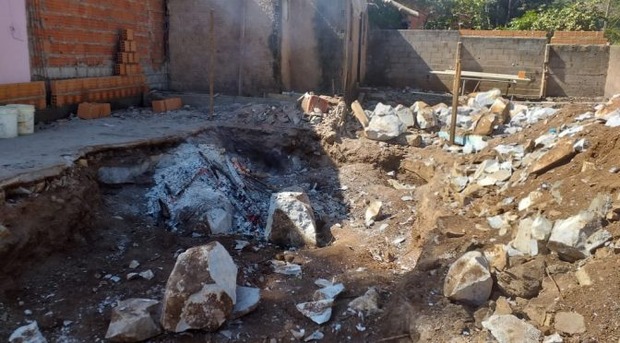 Homem põe fogo em terreno para construir piscina e é multado em R$ 5 mil Homem põe fogo em terreno para construir piscina e é multado em R$ 5 mil