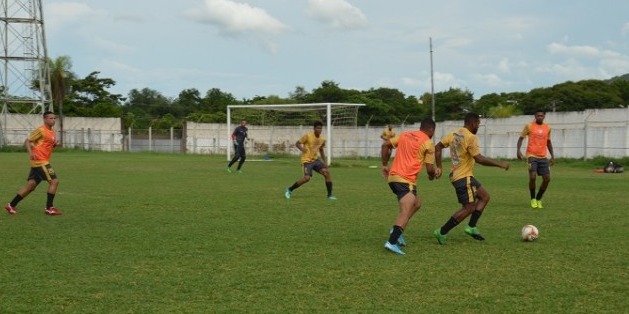 Jogadores durante coletivo no Arthur Marinho. Leonardo Cabral/Diário Corumbaense

