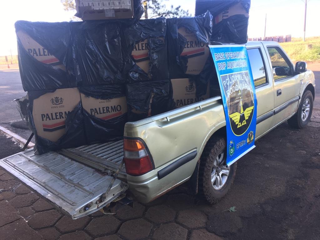 Casal é flagrado com caixas de cigarros em veículo com placas do Paraguai