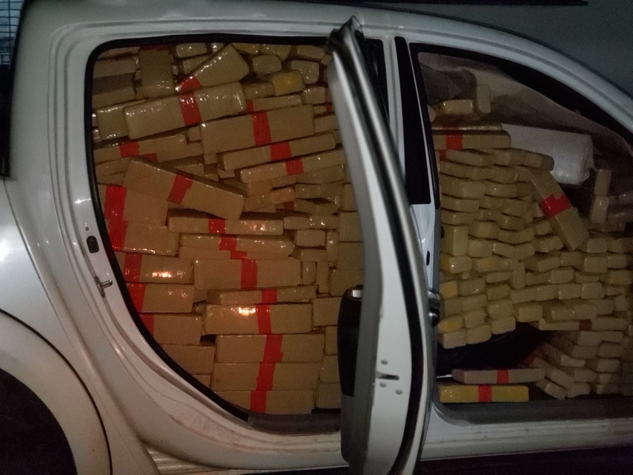 Casal é preso com mais de duas toneladas de maconha na fronteira