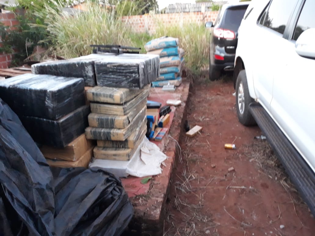 Traficantes são flagrados fazendo baldeação de droga entre veículos em terreno baldio