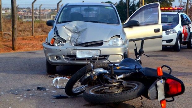 Policial de motocicleta morre em colisão frontal com carro em rodovia (Foto ilustrativa)