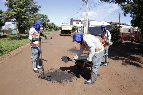 Prefeitura realiza tapa buraco no período noturno para atender demanda Tapa buraco está sendo feito em várias frentes de trabalho, inclusive, no período noturno(Fotos: Assecom/Chico Leite)
