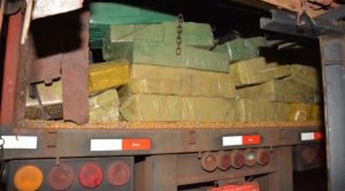 PM apreende carreta com quase quatro toneladas de maconha que seria levada para SP PM apreende carreta com quase quatro toneladas de maconha que seria levada para SP