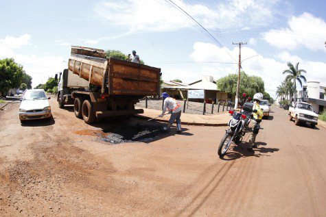 Prefeitura realiza tapa buraco no período noturno para atender demanda Prefeitura realiza tapa buraco no período noturno para atender demanda