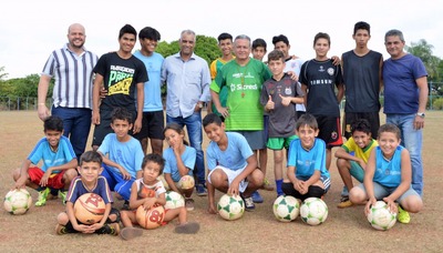 Prefeitura leva jogos de tênis e escolinha de futebol para o distrito de rochedinho