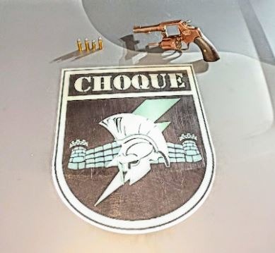Arma apreendida durante busca pessoal. Divulgação/Choque