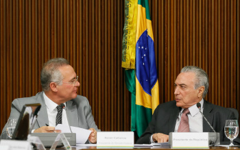 Senadores do PMDB relatam 'desconforto' com críticas de Renan a Temer O senador Renan Calheiros (PMDB-AL) e o presidente Michel Temer, durante reunião no Planalto no fim de 2016 (Foto: Beto Barata/PR)