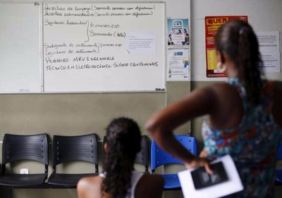 Mulher desempregada observa quadro com oportunidades de emprego em Itaboraí, Rio de Janeiro 31/03/2015 REUTERS/Ricardo Moraes
Foto: Reuters