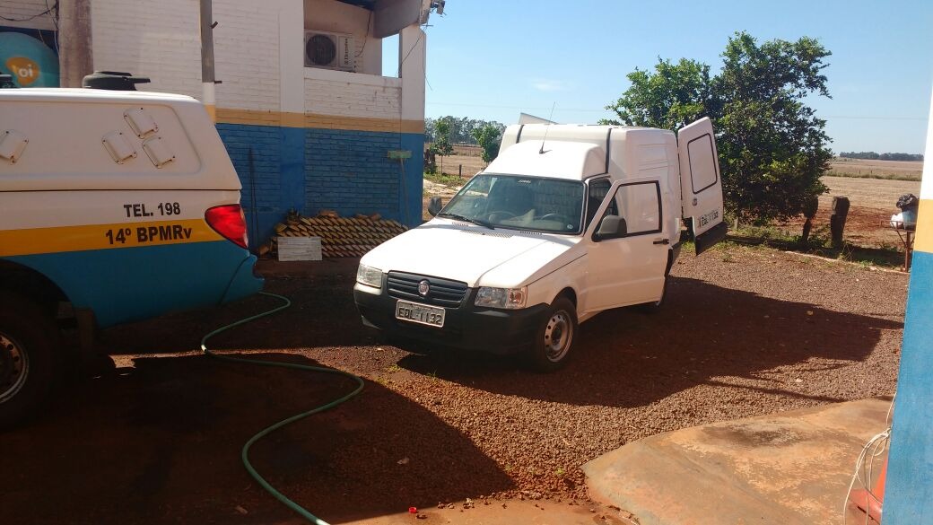 Motorista abandona carro com 15 mil carteiras de cigarros contrabandeados