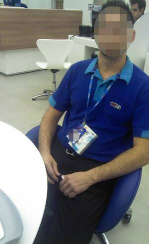 Funcionário com modem pendurado no pescoço para não se 