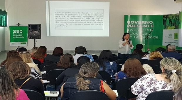 Palestra a professores e gestores da REE trata de questões relacionadas à saúde mental dos estudantes Palestra a professores e gestores da REE trata de questões relacionadas à saúde mental dos estudantes