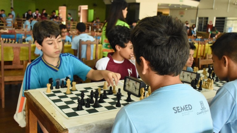 Disputa de xadrez e dama reúne quase 200 alunos da REME