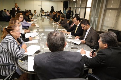 Deputados irão a Brasília para apresentar proposta em prol da criança e adolescente Reunião da Fenacria está sendo realizada na Presidência da Assembleia Legislativa de MS